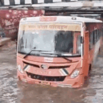यूपी में जोरदार बारिश, मथुरा में बाइक-स्कूटी डूबी:अंडरपास में 4 फीट पानी भरा, लखनऊ-उन्नाव में सड़कें तालाब बनीं; रायबरेली में स्कूल बंद