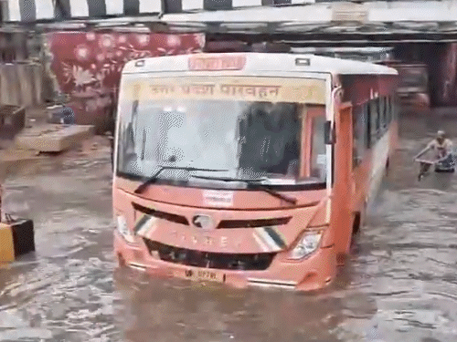 यूपी में जोरदार बारिश, मथुरा में बाइक-स्कूटी डूबी:अंडरपास में 4 फीट पानी भरा, लखनऊ-उन्नाव में सड़कें तालाब बनीं; रायबरेली में स्कूल बंद