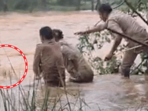 यूपी में वाटरफॉल में अचानक बढ़ा पानी, 3 पर्यटक फंसे:3 घंटे पत्थर पर बैठे रहे, रस्सी फेंककर बचाया; चित्रकूट में 2 दिन स्कूल बंद