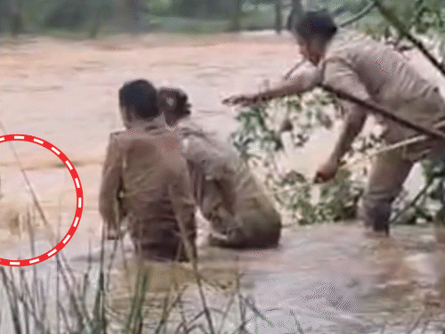यूपी में वाटरफॉल में अचानक बढ़ा पानी, 3 पर्यटक फंसे:3 घंटे पत्थर पर बैठे रहे, रस्सी फेंककर बचाया; चित्रकूट में 2 दिन स्कूल बंद