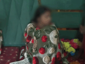बॉयफ्रेंड मेरे न रहने पर घर चूड़ी लेकर आता था:झांसी में मोबाइल से पत्नी के साथ बेड पर सेल्फी मिली, मेरी जान को खतरा