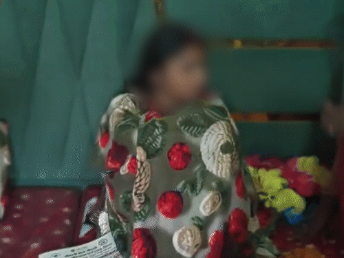 बॉयफ्रेंड मेरे न रहने पर घर चूड़ी लेकर आता था:झांसी में मोबाइल से पत्नी के साथ बेड पर सेल्फी मिली, मेरी जान को खतरा