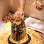 रक्षाबंधन पर बाबा विश्वनाथ को सबसे पहले बांधी गई राखी:महादेव स्वरूप का फूलों के रक्षाबंधन से श्रृंगार, भगवान को राखी बांधने पहुंच रहीं महिलाएं