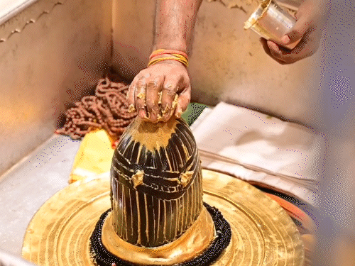 रक्षाबंधन पर बाबा विश्वनाथ को सबसे पहले बांधी गई राखी:महादेव स्वरूप का फूलों के रक्षाबंधन से श्रृंगार, भगवान को राखी बांधने पहुंच रहीं महिलाएं