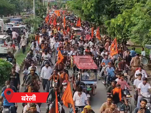 यूपी की सड़कों पर कांवड़ियों का रेला:बरेली में मुस्लिमों ने कांवड़ियों पर बरसाए फूल, किंगकांग बनकर जल ला रहा शिवभक्त
