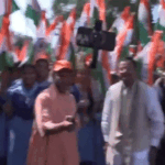 योगी, केशव-ब्रजेश तिरंगा लेकर पैदल चले:पंकज चौधरी के साथ सेल्फी ली, लखनऊ में बच्चों के साथ वंदे मातरम के नारे लगाए