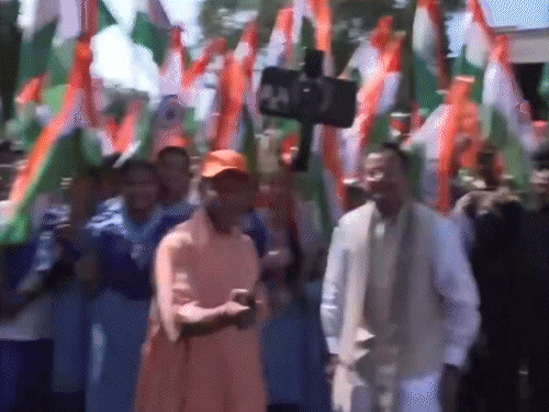 योगी, केशव-ब्रजेश तिरंगा लेकर पैदल चले:पंकज चौधरी के साथ सेल्फी ली, लखनऊ में बच्चों के साथ वंदे मातरम के नारे लगाए