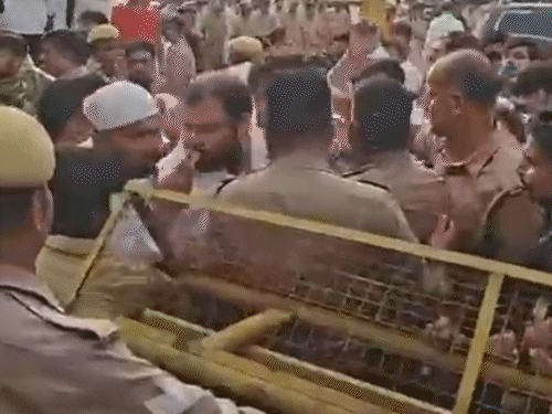 अतीक के बेटों के लिए बेकाबू हुई भीड़:पुलिसवालों ने थप्पड़ बरसाए, बंदूक की बट मारी, गम के बीच हंगामे की कहानी का VIDEO