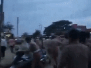 भीड़ ने सीओ को पत्थर मारे, कॉन्स्टेबल का सिर फोड़ा:पुलिस की 4 गाड़ियां तोड़ीं; बदायूं में आंबेडकर प्रतिमा लगाने को लेकर विवाद
