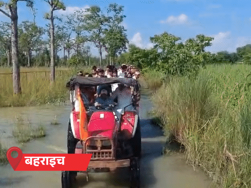 यूपी के 13 जिलों में बाढ़, बाजार में नावें चलीं:मंत्री बाढ़ प्रभावितों से मिलने ट्रैक्टर से पहुंचे, 65 जिलों में बारिश का अलर्ट
