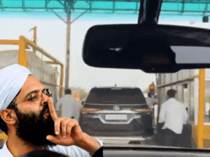 अतीक के करीबियों ने टोल गेट तोड़ा, दबंगई का CCTV:प्रयागराज में उमर के काफिले की गाड़ियों ने पुलिसवालों को कुचलना चाहा, रील बनाई
