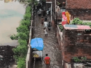 प्रयागराज में 6 हजार परिवार छतों पर रहने को मजबूर:बारिश में गृहस्थी बर्बाद; लोग बोले- 3 दिन से चूल्हा नहीं जला, लाई-चना खा रहे