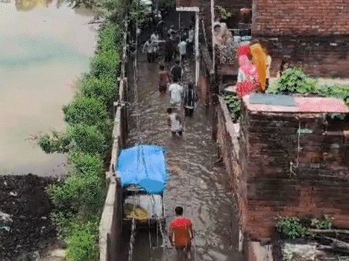 प्रयागराज में 6 हजार परिवार छतों पर रहने को मजबूर:बारिश में गृहस्थी बर्बाद; लोग बोले- 3 दिन से चूल्हा नहीं जला, लाई-चना खा रहे