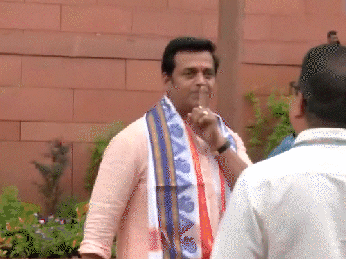 योगी ने पूछा- राहुल-अखिलेश पढ़े-लिखे हैं या नहीं?:आंकड़ों से जवाब दिया; सांसद रवि किशन के मौन व्रत पर चुटकी ली, VIDEO