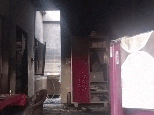 आगरा में कोचिंग संचालक की जलकर मौत:भाई-भांजी भी गायब; पड़ोसियों ने समझा हवन का धुआं निकल रहा