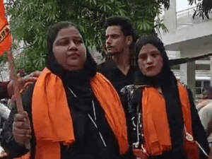 यूपी में दो मुस्लिम महिलाओं ने कांवड़ उठाई:भगवा झंडा लेकर चल रहीं, हरिद्वार से गंगा जल भरा; देखिए VIDEO