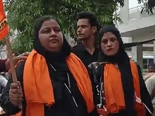 यूपी में दो मुस्लिम महिलाओं ने कांवड़ उठाई:भगवा झंडा लेकर चल रहीं, हरिद्वार से गंगा जल भरा; देखिए VIDEO