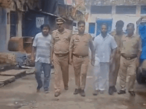 16 रुपये की सेल का ऑफर देने वाले 2 गिरफ्तार:ढाई घंटे पहले से जुटने लगी थी भीड़,रईस आलम ने लोगों पर हुड़दंग मचाने का लगाया आरोप