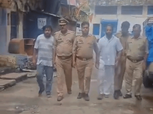 16 रुपये की सेल का ऑफर देने वाले 2 गिरफ्तार:ढाई घंटे पहले से जुटने लगी थी भीड़,रईस आलम ने लोगों पर हुड़दंग मचाने का लगाया आरोप