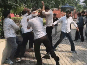 पुलिस के सामने छात्रों में जमकर लात-घूसे चले:मेरठ कॉलेज में एक-दूसरे को बेल्ट से मारा, फ्रेशर छात्र की पिटाई पर बवाल