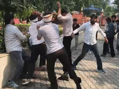 पुलिस के सामने छात्रों में जमकर लात-घूसे चले:मेरठ कॉलेज में एक-दूसरे को बेल्ट से मारा, फ्रेशर छात्र की पिटाई पर बवाल