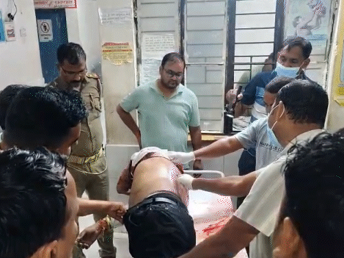 बैंक मैनेजर ने चलती कार में गोली मारी, मौत:जौनपुर में दिल के पास तमंचा सटाकर फायर किया, बुलेट पीठ चीरते हुए सीट में घुसी