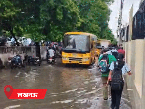 लखनऊ में तेज बारिश, बरेली में फायर-स्टेशन में पानी भरा:गड्ढे में डूबने से 3 मासूमों की मौत; 58 जिलों में आज बारिश का अलर्ट