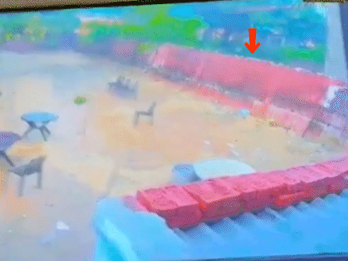 यूपी में बारिश से भरभराकर गिरी दीवार, VIDEO:लखीमपुर में 7 मकान नदी में बहे, बदायूं में पुल डूबा; 72 जिलों में अलर्ट