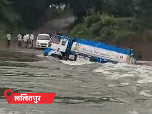 लखनऊ में 22 घंटे से बारिश, आधे यूपी में बरसात:ललितपुर में उफनाती नदी में बहा पेट्रोल टैंकर, 4 जिलों में स्कूल बंद