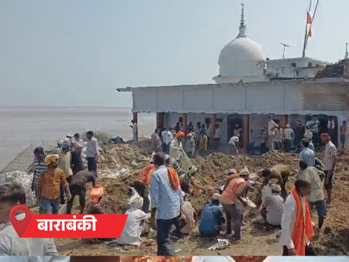1100-साल पुराना मंदिर नदी में लटका, बचाने के लिए हवन:यूपी में नदियां उफान पर, उन्नाव में नाव चली; 7 जिलों में बारिश का अलर्ट