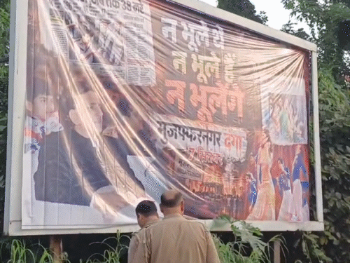 सहारनपुर में सपा डेलिगेशन पहुंचने से पहले अखिलेश के पोस्टर-बैनर:लिखा- ना भूले थे, ना भूलेंगे;तस्वीरों से मुजफ्फरनगर दंगे की याद दिलाई