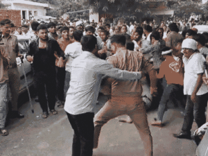आगरा में प्रदर्शनकारियों से धक्का-मुक्की में इंस्पेक्टर गिरे:बचने के लिए वकीलों के चैंबर में घुसे, UGC रेगुलेशन के खिलाफ प्रदर्शन, लाठीचार्च