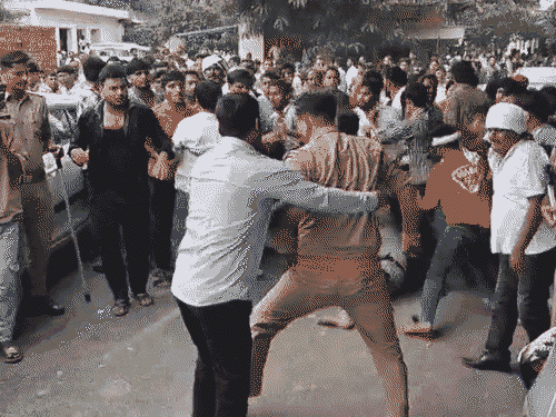 आगरा में प्रदर्शनकारियों से धक्का-मुक्की में इंस्पेक्टर गिरे:बचने के लिए वकीलों के चैंबर में घुसे, UGC रेगुलेशन के खिलाफ प्रदर्शन, लाठीचार्च