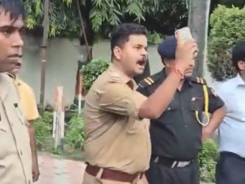 दरोगा चिल्लाकर बोला- इतनी फोर्स मंगाऊंगा, ठंडा कर दूंगा:ये गोरखपुर पुलिस है; प्रदर्शन कर रहे यूनिवर्सिटी छात्रों को हड़काया, VIDEO