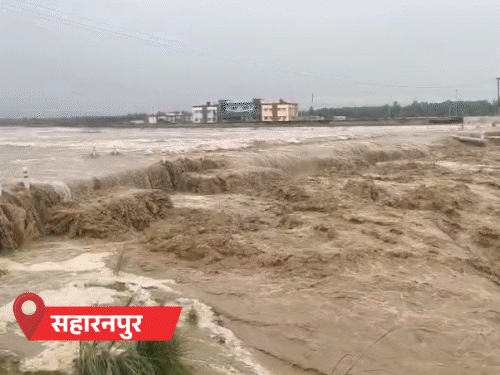 सहारनपुर में नदी उफनाई, पुल-सड़कें डूबीं, गांवों में घुसा पानी:श्रावस्ती में सिपाही ने डूबती महिला को बचाया; 15 शहरों में बारिश, 63 में अलर्ट