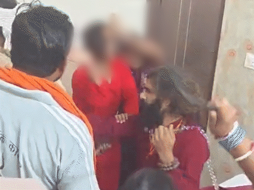 मथुरा में महिलाओं ने साधु को लाठी-डंडों से पीटा:लात-घूसे बरसाए; बोलीं- विधवा-निसंतान को फंसाकर शारीरिक संबंध बनाता था