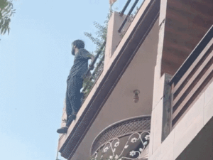 ‘मुझे मत पकड़ो’ कहकर तीसरी मंजिल से कूदा युवक:लखनऊ में तड़पते हुए बोला- पानी पिला दो, पड़ोसी ने कहा- जहर देंगे; 2 मिनट बाद मौत