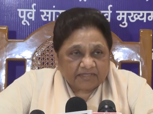 मायावती ने बीमार होने की अफवाहों को खारिज किया:कहा- बिल्कुल ठीक हूं; आकाश अभी भी ससुर के दिमाग से चल रहे