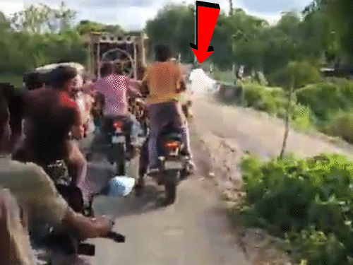 गणेश विसर्जन में 4 सेकेंड में मारे 3 बम; VIDEO:कानपुर में लाठी-डंडे से भक्तों को पीटा, गाड़ियां तोड़ीं; 4 लोग घायल