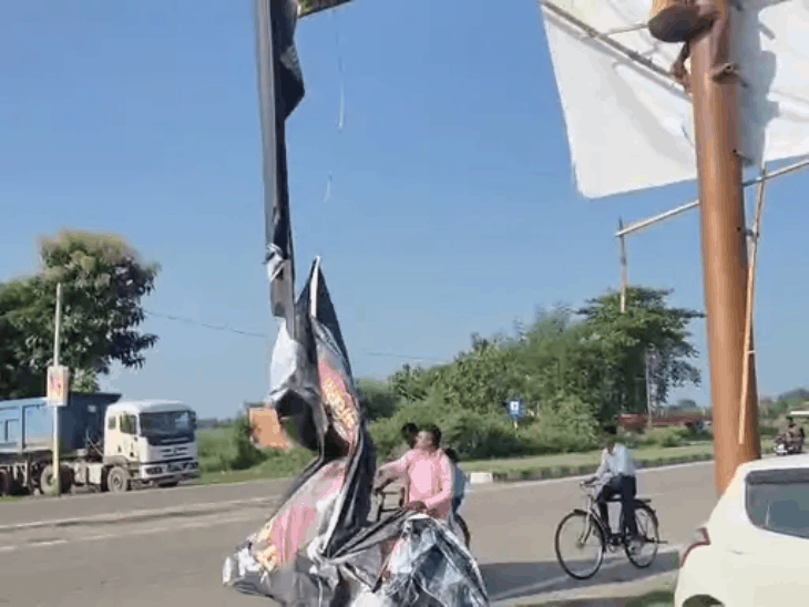 गोंडा-गाजीपुर में अखिलेश के खिलाफ लगे होर्डिंग:लिखा- आजम, अतीक और मुख्तार, यही चलाते थे सरकार; सपाइयों ने फाड़े