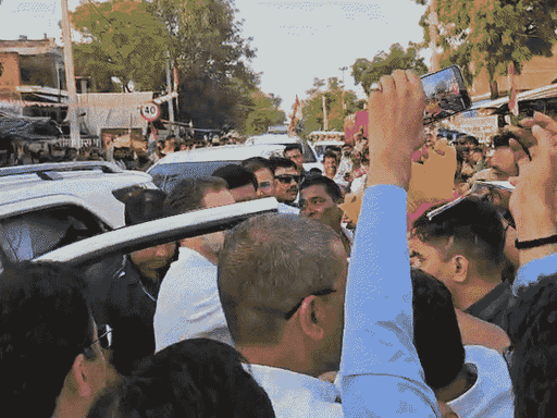 रायबरेली में राहुल गांधी को राखी बांधी, टीका लगाया:महिला कांग्रेस नेता ने कहा- आपको PM बनाकर रहेंगे; सपा नेता भी मिलने पहुंचे