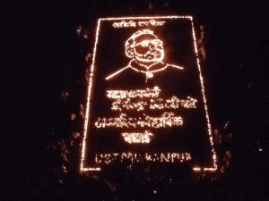यूपी में दीयों से बनाई पीएम मोदी की तस्वीर:सीएम योगी ने बांटीं साड़ियां; मोदी के बर्थडे का जश्न VIDEO में देखिए
