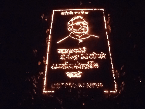 यूपी में दीयों से बनाई पीएम मोदी की तस्वीर:सीएम योगी ने बांटीं साड़ियां; मोदी के बर्थडे का जश्न VIDEO में देखिए