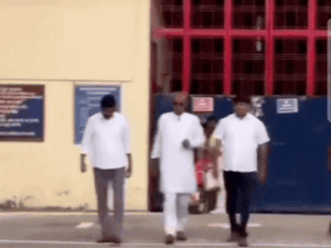 मेरठ नरसंहार का दोषी 30 साल बाद जेल से निकला:स्वागत का वीडियो आया सामने, गाना लगाया मैं आ लिया फिर से...नाश करूंगा थारा