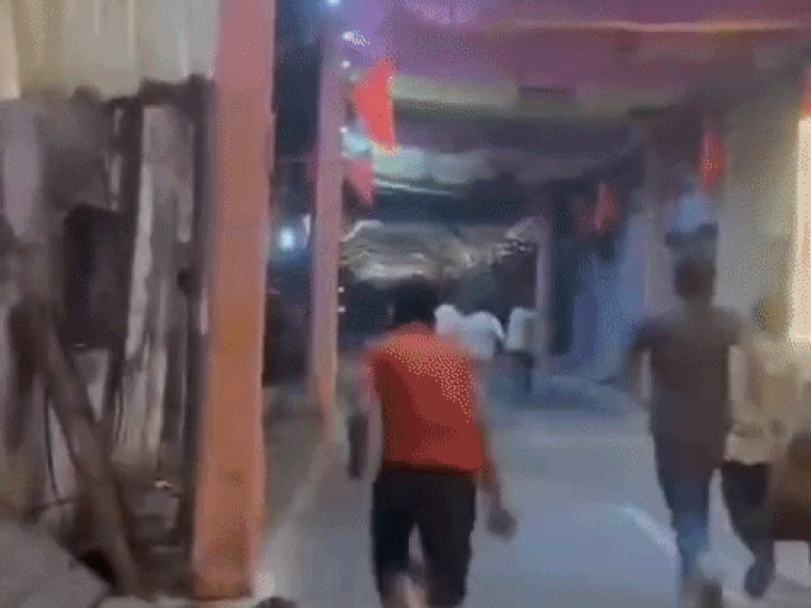आगरा में गणेश पंडाल के बाहर भिड़े युवक, पथराव:लड़की के साथ देखकर थप्पड़ जड़े तो 25 दोस्तों को बुलाकर हमला किया