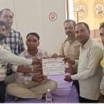 सीएचसी पहाड़ी में 18 लोगों ने किया स्वैच्छिक रक्तदान रक्तदाताओं को प्रमाण पत्र देकर किया सम्मानित, अधीक्षक ने लोगों से की रक्तदान की अपील