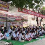 कौशाम्बी में स्वास्थ्य मिशन संविदा कर्मचारियों का विशाल धरना, नियमितीकरण की मांग