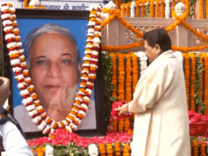 बसपा में वापसी के बाद पहली-बार मायावती संग दिखे आकाश:कांशीराम की तस्वीर पर फूल चढ़ाए; बुआ ने फोन कर दिल्ली से बुलाया