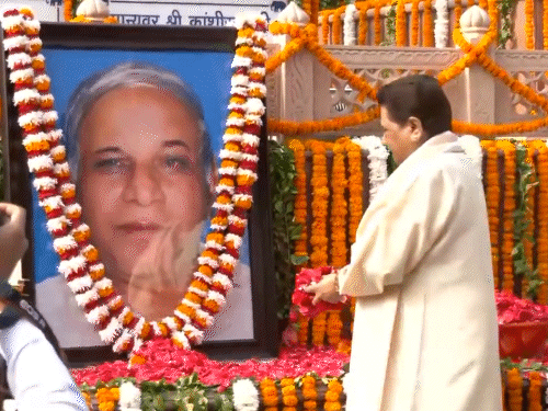 बसपा में वापसी के बाद पहली-बार मायावती संग दिखे आकाश:कांशीराम की तस्वीर पर फूल चढ़ाए; बुआ ने फोन कर दिल्ली से बुलाया