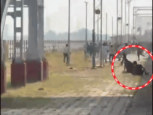 यूपी में चेकिंग देख चलती ट्रेन से कूदने लगे यात्री:टायलेट का गेट खटखटाकर टीटीई बोले- बाहर निकलो, 371 लोग पकड़े गए